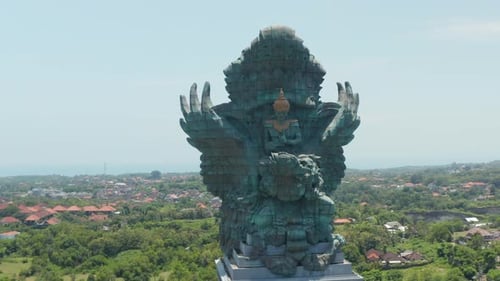 Vue aérienne avant rotative de la majestueuse statue de Garuda Wisnu Kencana en cuivre et laiton à Bali