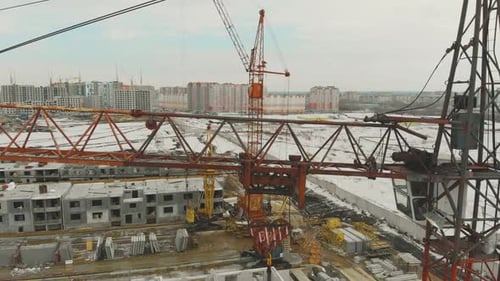Gran pilar de grúa de construcción oxidado en un edificio deshecho
