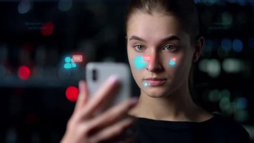 Holograma de aplicativo de rede social projetando feed reconhecendo a biometria humana Closeup
