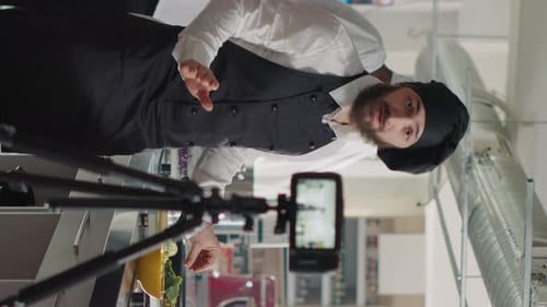 Vídeo vertical Cocinero masculino explicando la cocina en Vídeo para la clase de cocina