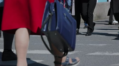 люди идут по улице по пешеходному переходу