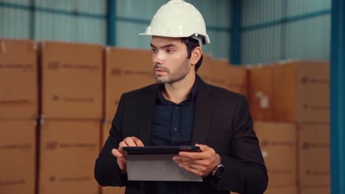 Werksleiter verwendet Tablet-Computer im Lager oder in der Fabrik