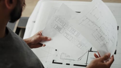 Frontansichtsvideo eines Mannes, der Küchenmöbeldesigns überprüft. Aufgenommen mit roter Helium-Kamera in 8K