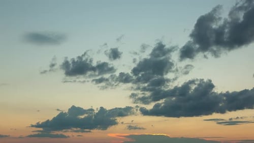 Himmel mit Wolken bei Sonnenuntergang, Zeitraffer
