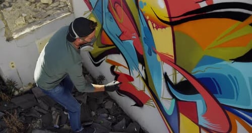 Pintura de grafiteiro com spray de aerossol 4k