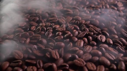 Grains de café aromatiques dans le processus de torréfaction avec présence d'une petite quantité de fumée