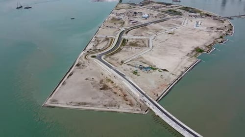 Se construye una carretera de vista aérea en la recuperación de una nueva isla