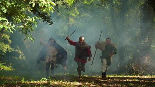 Les guerriers daces attaquent depuis la forêt, au Ralenti