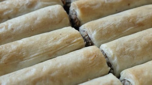 Inclinable sur des baklawas de tarte phyllo turque aux noix 4K 2160p 30 images par seconde, vidéo UHD - Film de dessert arabe