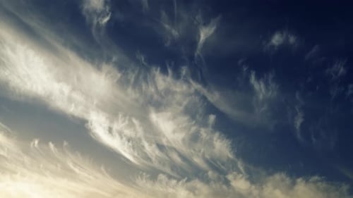 Zeitraffer mit schönen Wolken bei Sonnenuntergang