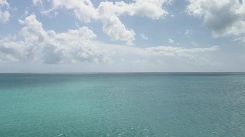 Vista del océano azul y las nubes