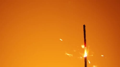 Die Funken der bengalischen Lichter auf dunklem Hintergrund