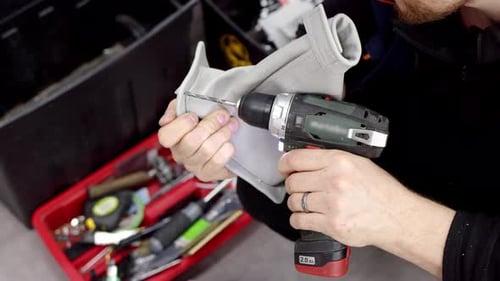 Mecânico faz furo no forro de couro na transmissão automática ou na transmissão manual