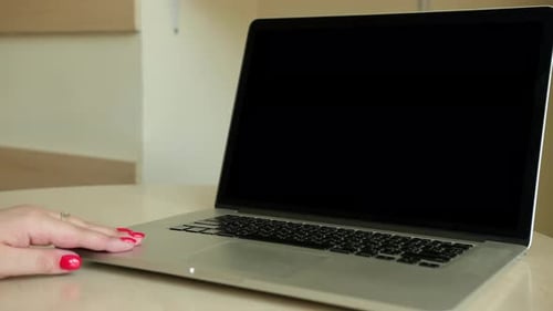 Dedos presionando teclas en el teclado de una computadora