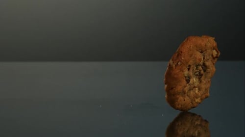 Kekse fallen und hüpfen in extrem Zeitlupe