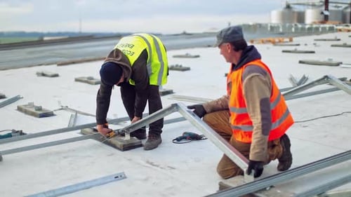 Installation einer Solarplattform aus Metall. Team von Technikern, die Metallplattform installieren