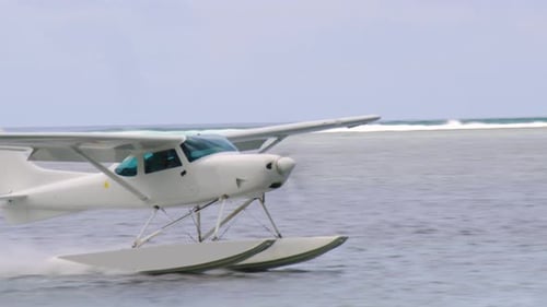Weißes Meeresflugzeug landet in einer ruhigen Lagune