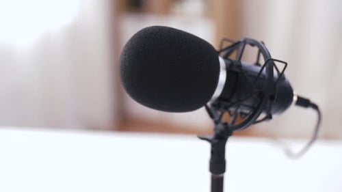 Gros plan du microphone au studio d'enregistrement