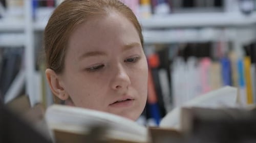Frau sucht Buch in der Bibliothek