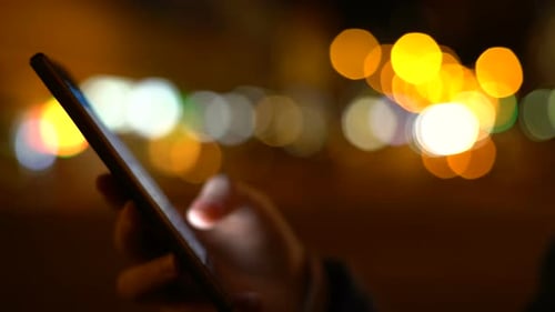 Midnight Girl usa un teléfono inteligente 49