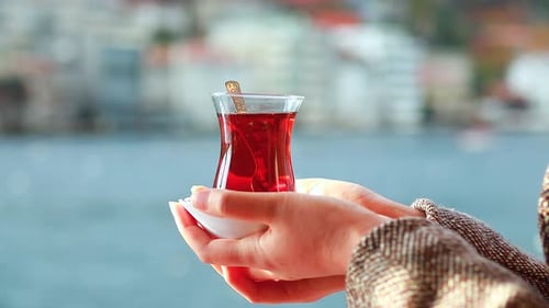 Türkischer Tee in der vorderen Bosporus-Bucht im Hintergrund