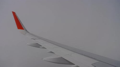 Aile d'avion sur le ciel et le nuage en mouvement