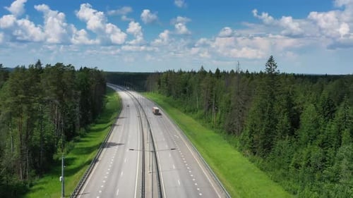Luftaufnahme von oben auf Landstraße im Wald