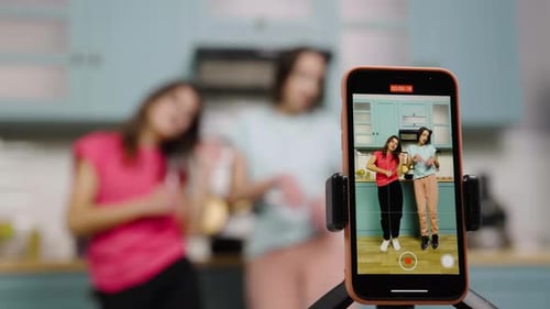 jovencitas Dos jovencitas bailando cantan y filmando vídeos para sus blogs o redes sociales , Grabaciones de stock Incluyendo: niña y vídeo - Envato