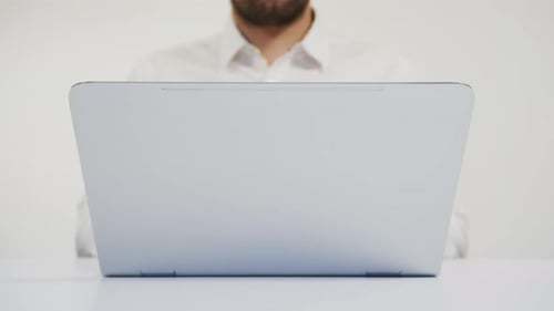 Am Laptop arbeiten und ihn schließen