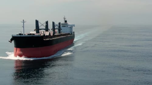Ein großes Schiff für den Transport von Bulkladung über den Ozean