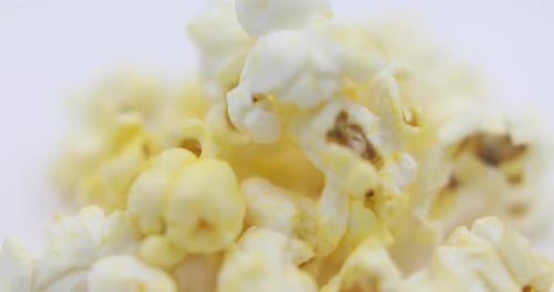 Collation pop-corn salé