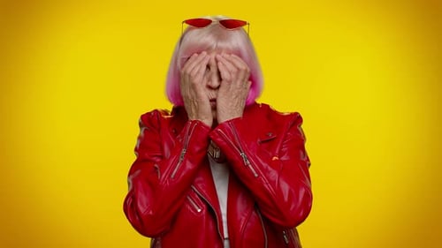 Mamie âgée vieille femme fermant les yeux avec la main montrant un geste d'arrêt confuse timide effrayée à regarder