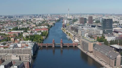Vidéo inclinée vers le bas du pont Oberbaum