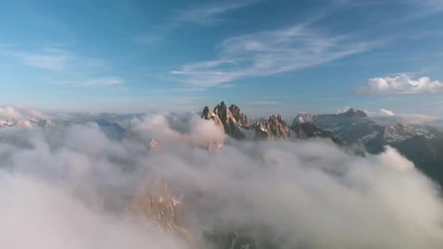 Luftflug über die Berge der Dolomiten in Italien Südtirol