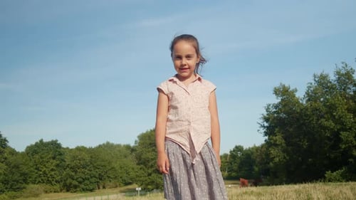 Retrato de uma menina olhando para a câmera no parque