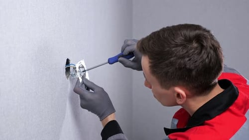 Repairman Guy in grau-rotem Overall mit Schrauben, neuer Sockelsockel