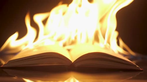Ein offenes Buch vor dem Hintergrund des Feuers