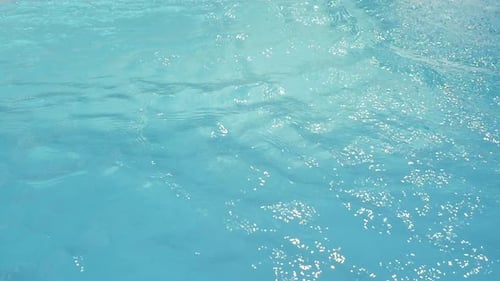 Brechung des Sonnenlichts im Schwimmbadwasser