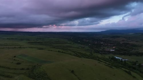 Luftaufnahme des herannahenden Sturms im Freien. Fliegen bei schlechtem Wetter