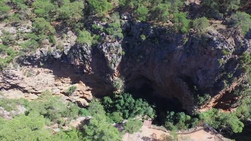 Türkisblaues Bachwasser am Fuße des tiefen und steilen Rocky Canyon