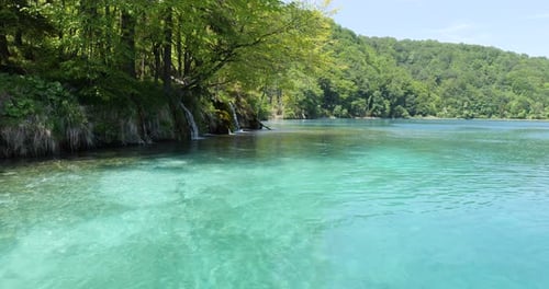 Wunderschöner kristallklarer See mit natürlichem türkisfarbenem Wasser. Die Ferien kommen. Relaxen und genießen.