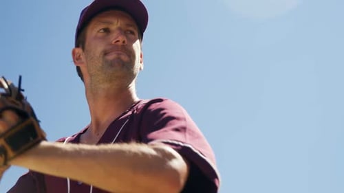 Baseballspieler werfen während des Trainings einen Ball