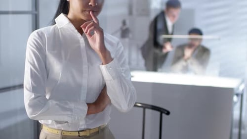 Mujer de negocios con pantalla multitáctil invisible en la oficina