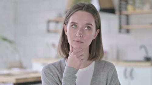 Porträt einer jungen Frau, die über kreative Ideen nachdenkt