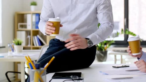 Équipe commerciale buvant du café au bureau