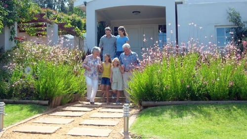 Família estendida sorrindo no jardim