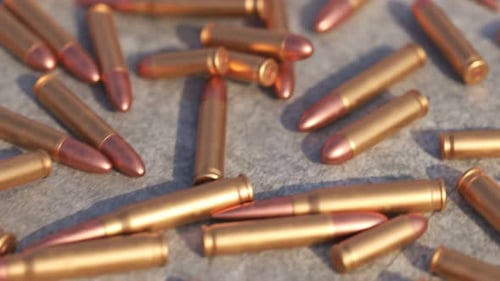 Auszoom-Animation einer riesigen Menge von Kugeln auf dem Boden. Munition. 4K
