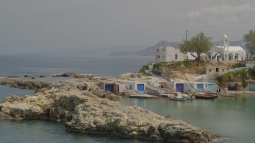 Des bateaux aériens montants accostent au village de pêcheurs de Mandrakia à Milos