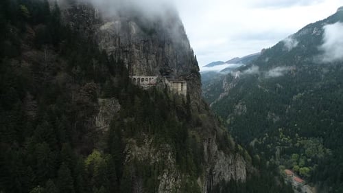 Über das Sumela-Kloster fliegen