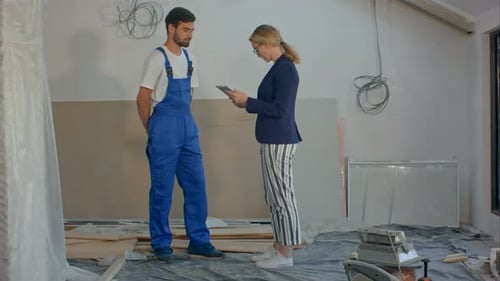 Directeur de la construction et ingénieur travaillant à l'aide d'une tablette sur un chantier